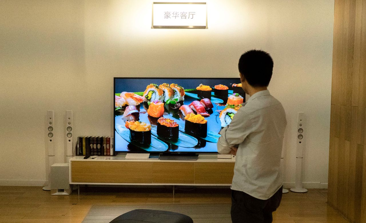 Zarówno telewizory QLED, jak i OLED są świetnym wyborem dla graczy, ale tylko jeden typ zachowuje najwyższą jakość obrazu w trybie gry, fot. Zhang Peng/LightRocket via Getty Images