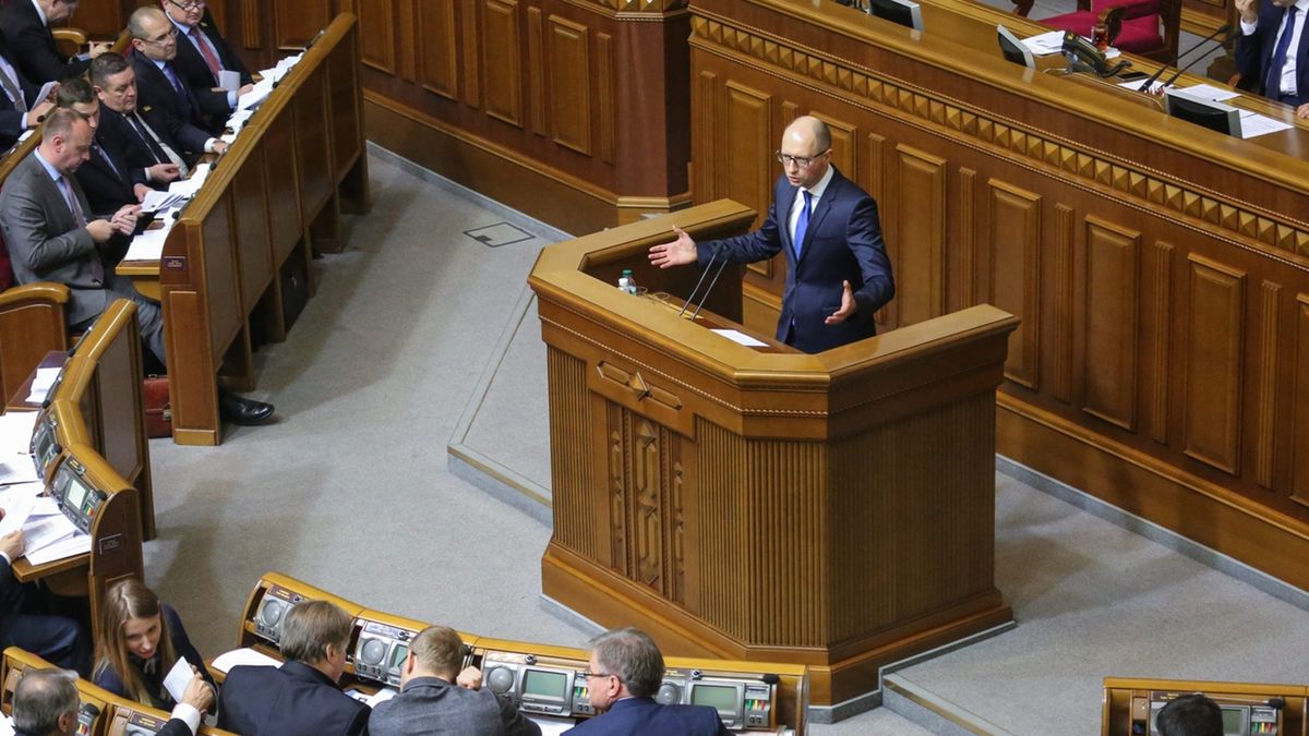 Arsenij Jaceniuk przemawia w parlamencie.