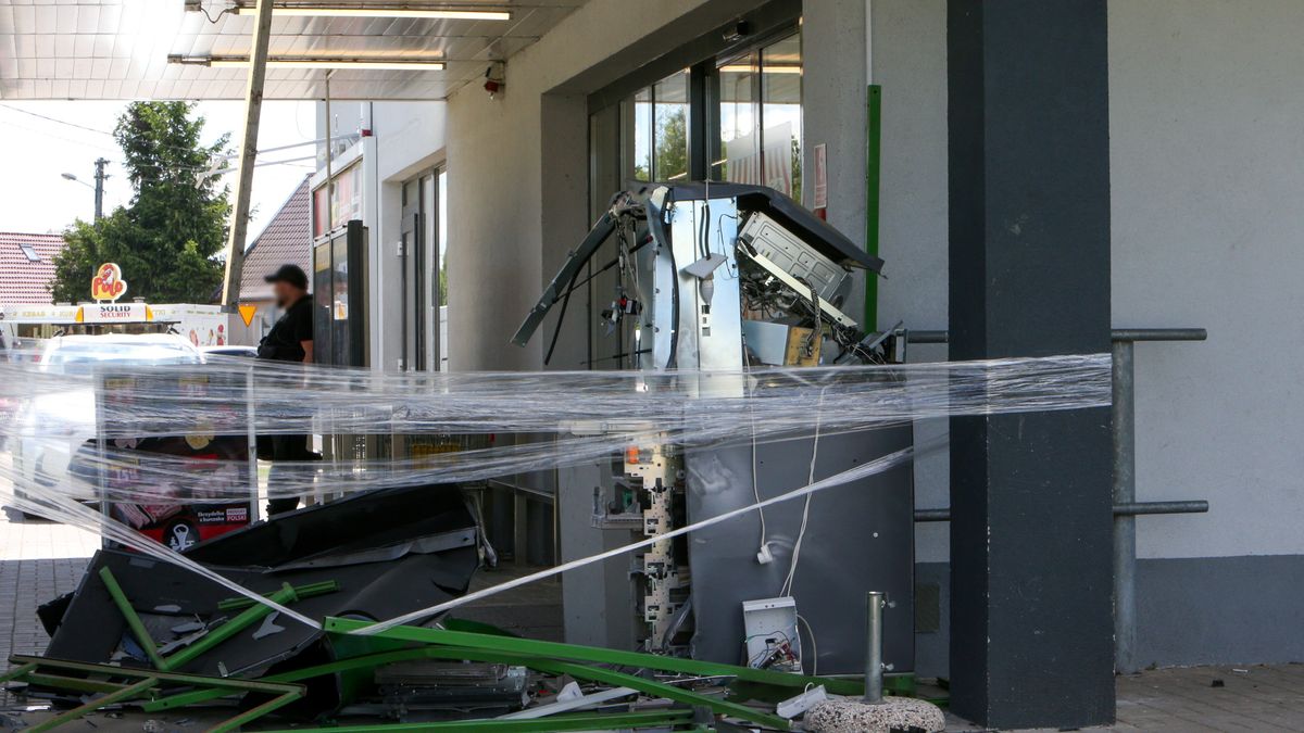 Zniszczony bankomat w Kłodawie