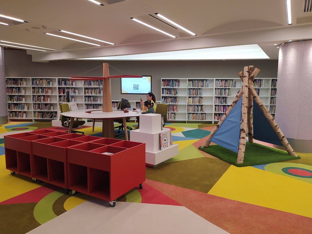 Biblioteka dla dzieci jest bardzo przyjaźnie urządzona