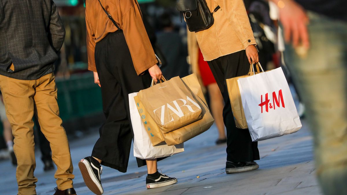 Fast fashion, czyli moda błyskawiczna niesie ze sobą ogromne konsekwencje. Fast Fashion przyczynia się do nadmiernego zużycia wody, zanieczyszczania środowiska, oraz wyzysku kobiet i dzieci.