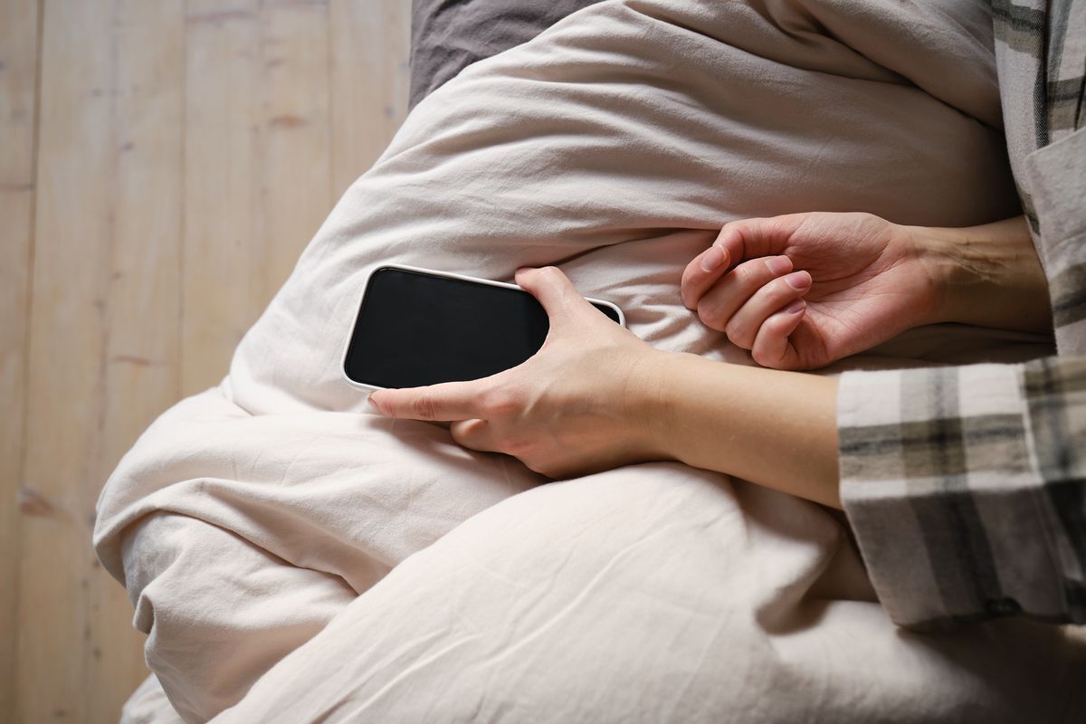 Dlaczego nie warto spać z telefonem blisko głowy?