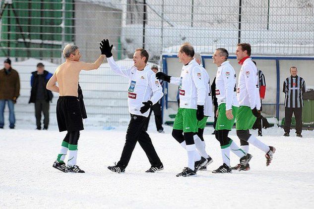 Na zdjęciu. 2011 rok. Andrzej Kowalczys po meczu, w którym strzelił zwycięskiego gola, przybija piątkę Donaldowi Tuskowi. Fot: Piotr Pędziszewski/Trojmiasto.pl