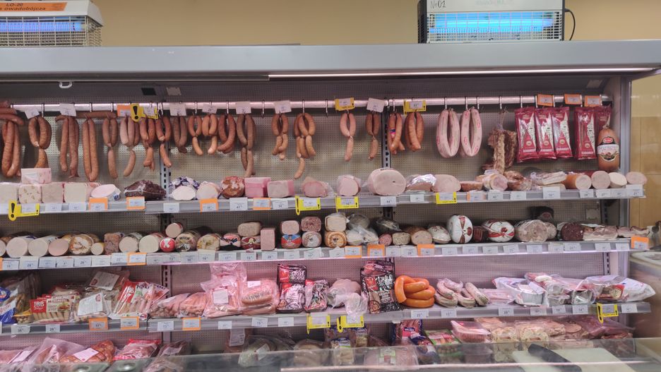 Piątka dla zwierząt. Ekolog chce zamknięcia dużych hodowli. Mięso powinno być towarem luksusowym