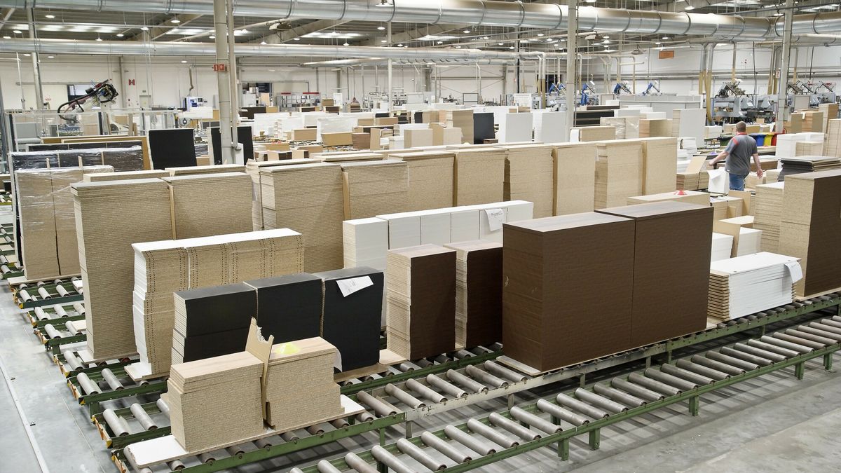 reporter_baza_2020-06
30.05.2020 Elblag . Zaklad produkcji mebli Meble Wojcik , beneficjent rzadowej tarczy antykryzysowej  N/z hala produkcyjna przy ul. Mazurska 45    Fot. Stanislaw Bielski/REPORTER
Stanislaw Bielski/REPORTER