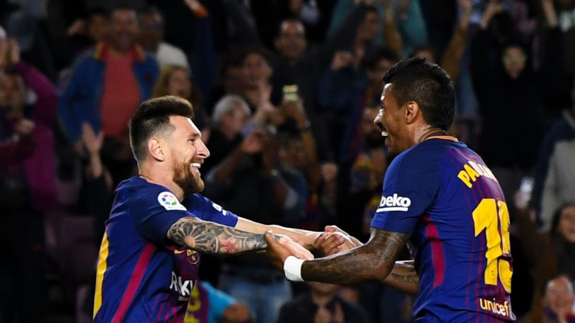 Getty Images / Na zdjęciu: Leo Messi (L) i Paulinho (P)