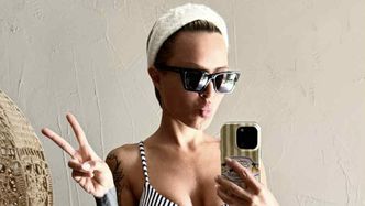 Blanka Lipińska zachwyca formą, prężąc się w bikini przed lustrem