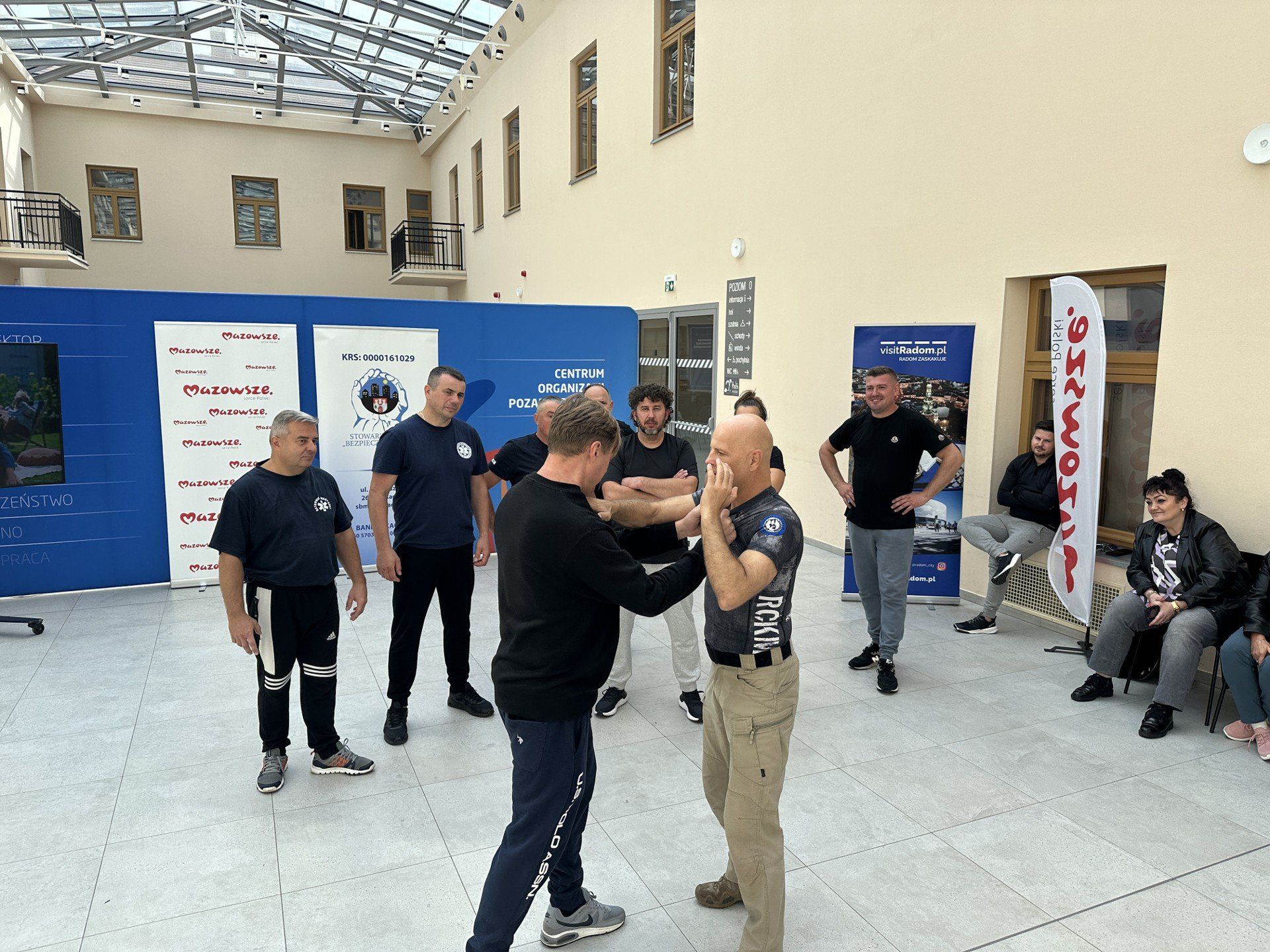 Zajęcia poprowadzi instruktor Radomskiego Centrum Krav Maga Dariusz Kołodziej, który przekonywał uczestników, że ich zadaniem nie jest zatrzymanie napastnika, bo to zadanie dla policjantów, ale wywołanie chwilowej dezorientacji u przeciwnika, zaskoczenia i zyskanie cennych sekund do ucieczki lub odsunięcia się od zagrożenia.