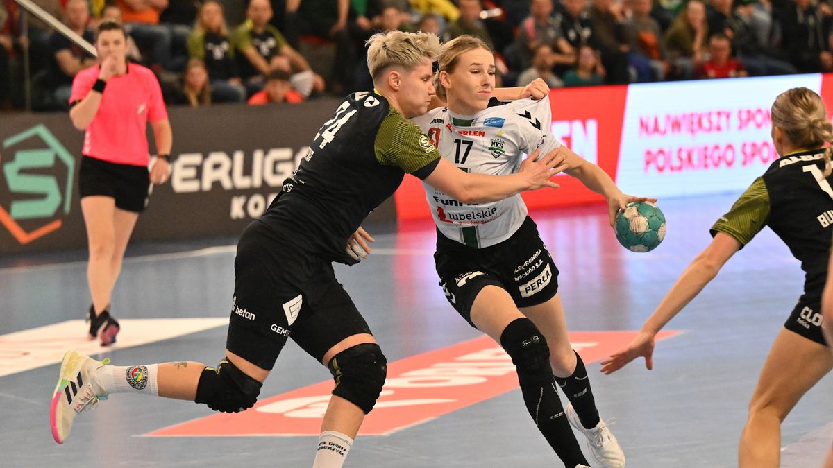 PAP / Maciej Kulczyński / Na zdjęciu: Magda Więckowska zatrzymywana przez Zuzannę Ważną podczas meczu KPR Gminy Kobierzyce - MKS FunFloor Lublin