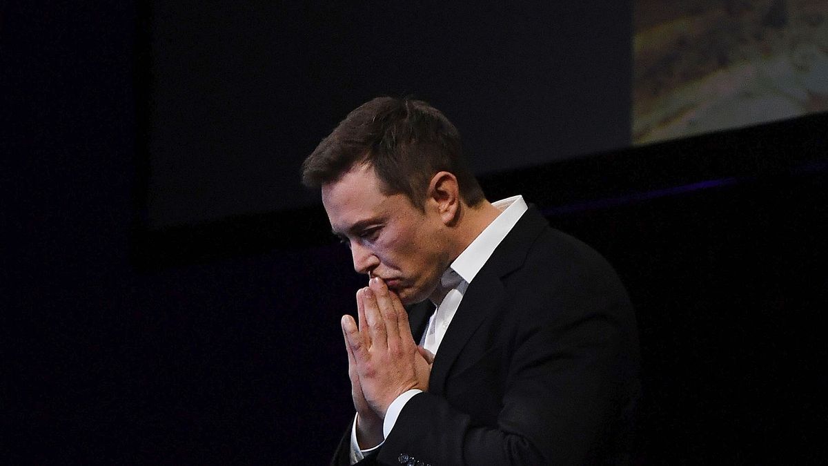 Elon Musk ma złe przeczucia co do gospodarki i chce zwolnić 10 proc. załogi Tesli.