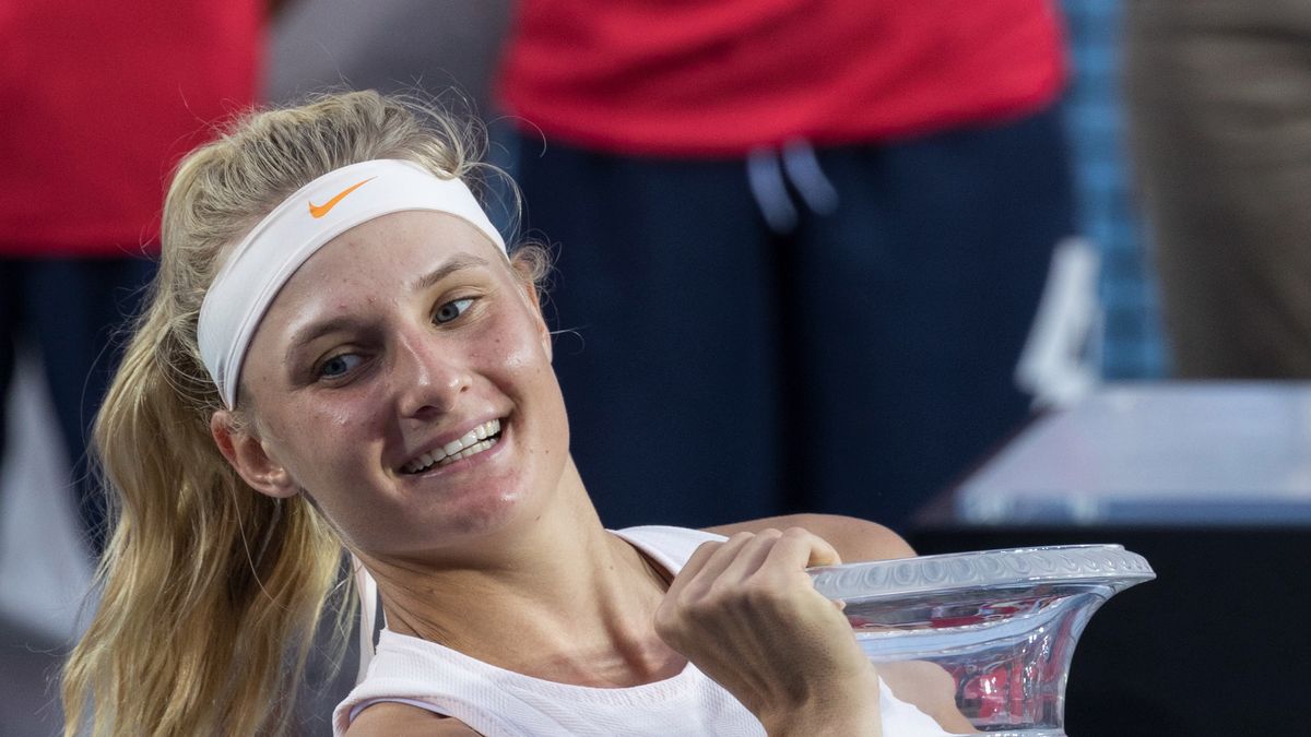 PAP/EPA / JEROME FAVRE / Na zdjęciu: Dajana Jastremska, mistrzyni Prudential Hong Kong Tennis Open 2018