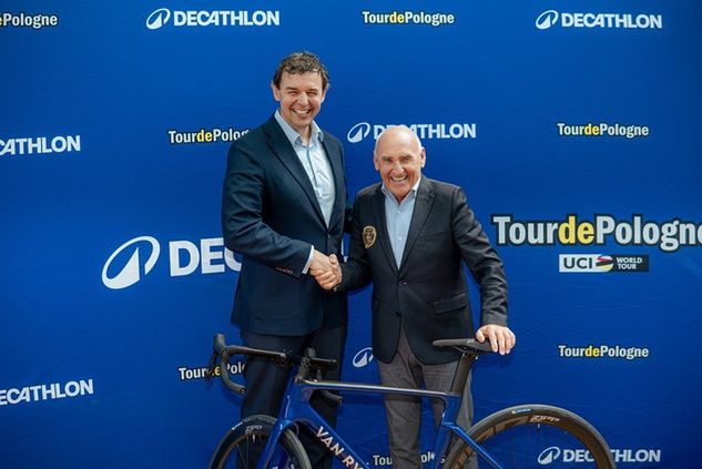 Przedstawiciel firmy Decathlon Nils Swolkien oraz dyrektor Tour de Pologne Czesław Lang podczas prezentacji nowej umowy sponsorskiej