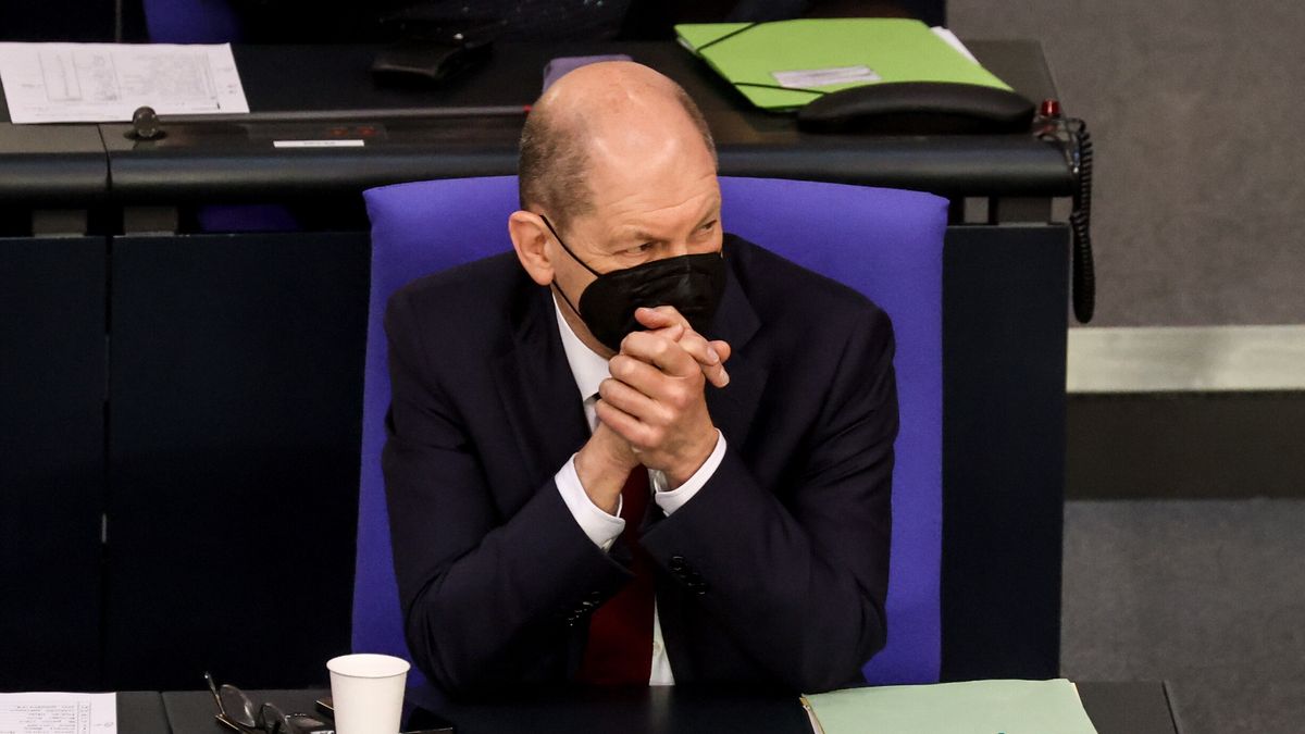 Na zdjęciu Olaf Scholz w czarnej maseczce