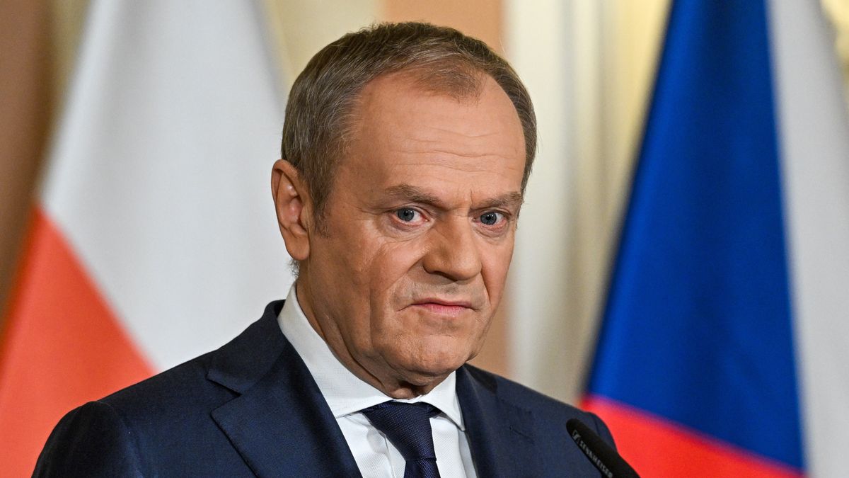 Praga, Czechy, 27.02.2024. Premier Donald Tusk podczas konferencji prasowej po spotkaniu z premierem Czech Petrem Fialą w Pradze, 27 bm. Premier Tusk weźmie udział w odbywającym się w stolicy Czech szczycie szefów rządów Grupy Wyszehradzkiej. (mr) PAP/Radek Pietruszka ***Zdjęcie do depeszy PAP pt. Czechy/ W Pradze spotkanie premiera Tuska z premierem Fialą***