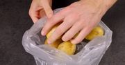 Wkładam ziemniaki do plastikowej torby. Po 7 minutach lądują już na talerzu