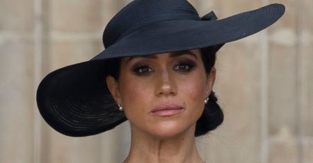 SAMOTNA Meghan Markle na najnowszych zdjęciach w stroju za tysiące dolarów. Internauci bezlitośni: "Ona wie, że jest lato?"