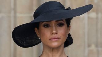 SAMOTNA Meghan Markle na najnowszych zdjęciach w stroju za tysiące dolarów. Internauci bezlitośni: "Ona wie, że jest lato?"