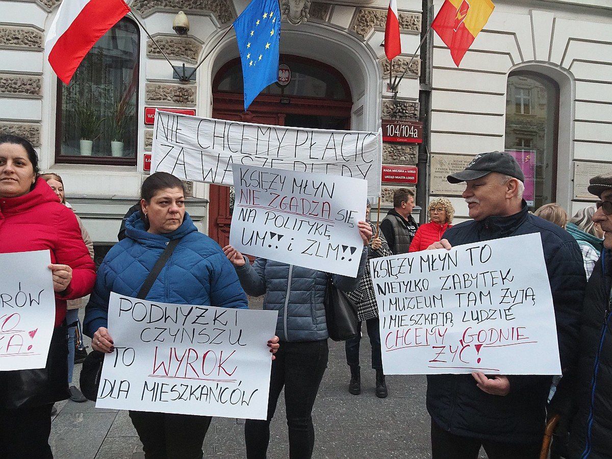Protest 12 listopada przed budynkiem UMŁ