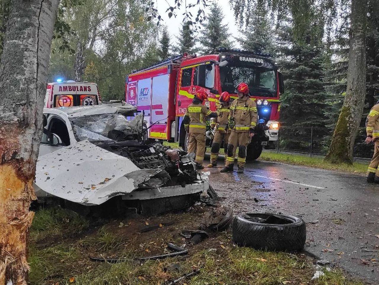Bornity: Opel wypadł z drogi i uderzył w drzewo