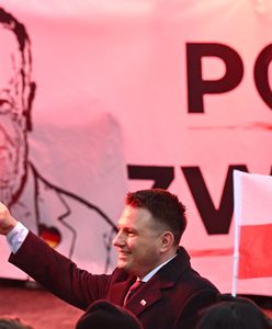 Mentzen złamał zakaz. Odpalił racę na tle zdjęcia Tuska