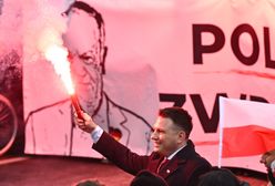 Mentzen złamał zakaz. Odpalił racę na tle zdjęcia Tuska