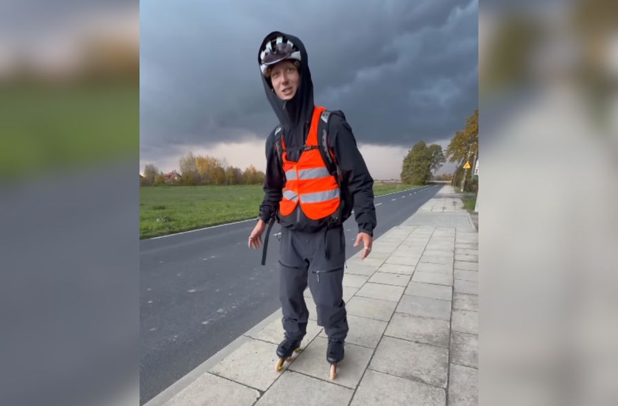 Influencer chce pokonać 300 km na rolkach