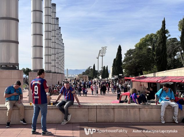Pod stadionem nie brakuje fanów Barcelony w koszulkach Lewandowskiego