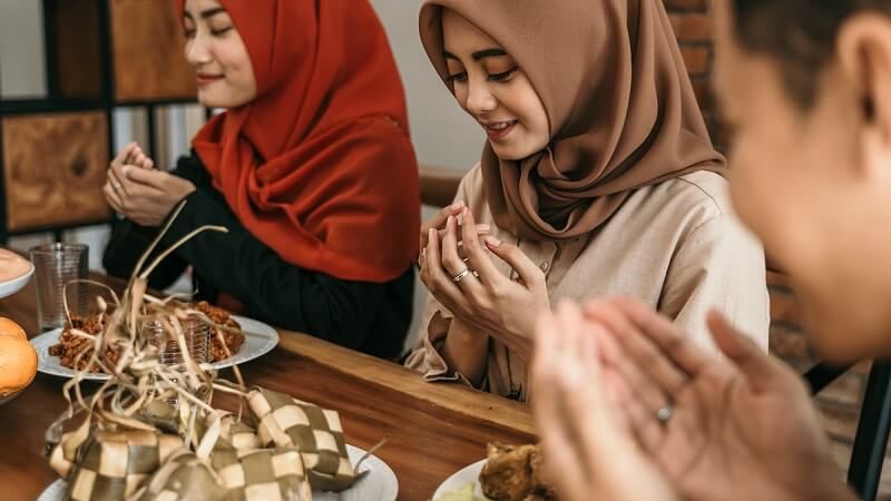 muzułmanie modlą się przed przerwaniem postu w dniu Ramadanu