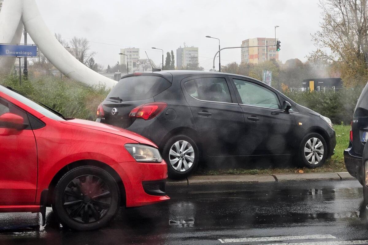Zderzenie skody z oplem na rondzie Dmowskiego przy Zamku