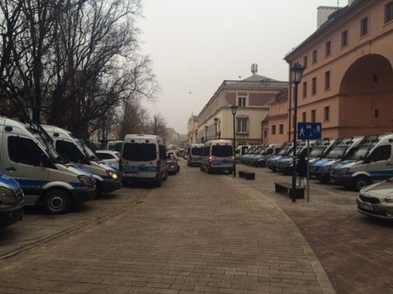 Policja ściąga posiłki do Warszawy. Więcej funkcjonariuszy na ulicach