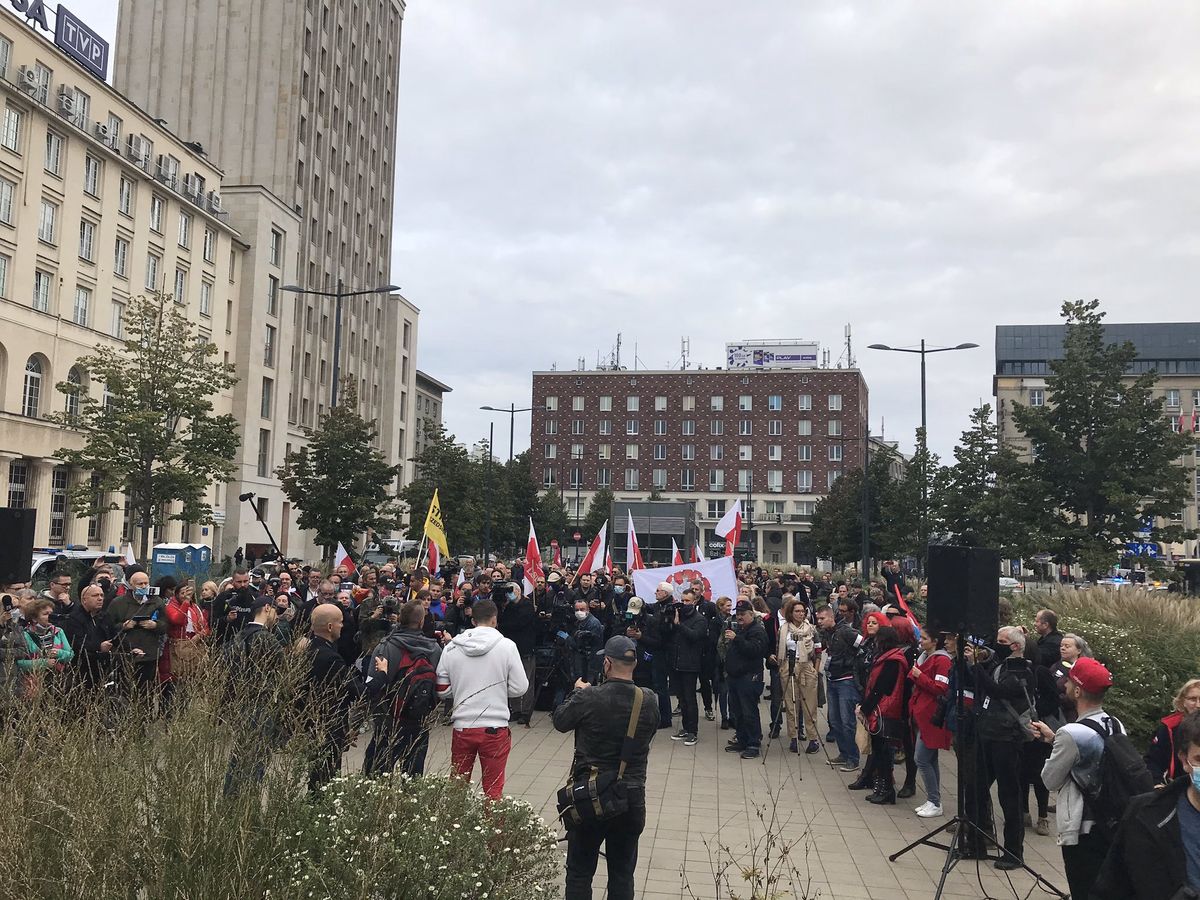 Warszawa. Protest rozpoczął się przed siedzibą TVP