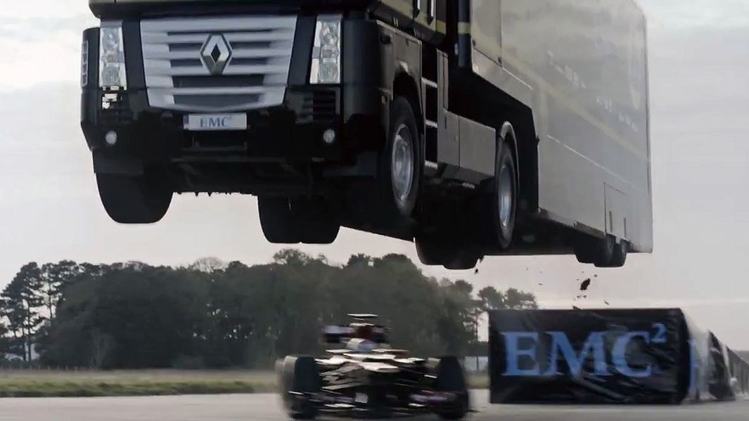 Lotus F1 Team przeskakuje ciężarówką nad bolidem F1 1