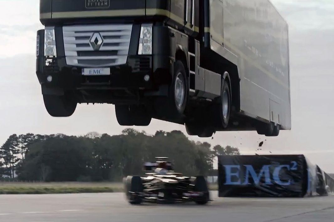 Lotus F1 Team przeskakuje ciężarówką nad bolidem F1