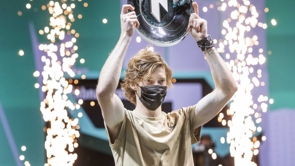 PAP/EPA / Koen Suyk / Na zdjęciu: Andriej Rublow, mistrz ABN AMRO World Tennis Tournament 2021
