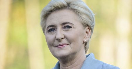 Pokazała się w granatowej midi. Ta sukienka już jest hitem
