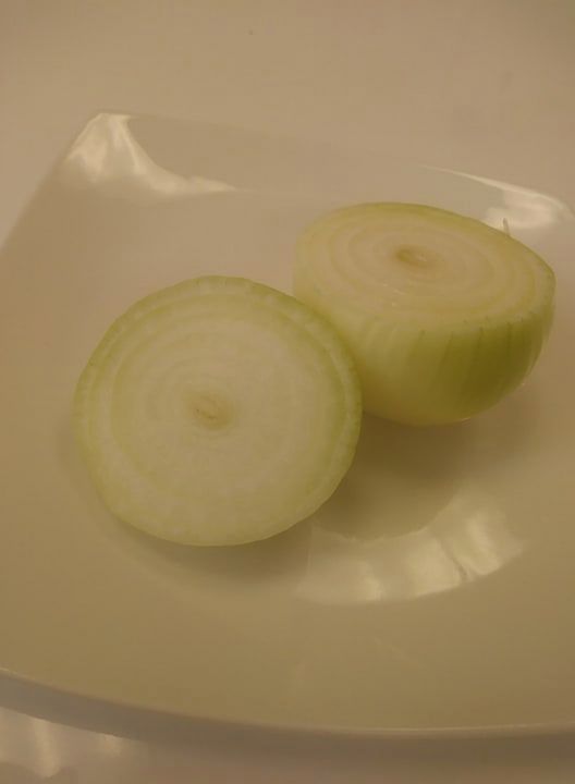 Przecięta cebula obok łóżka odstraszy komary i złagodzi stres