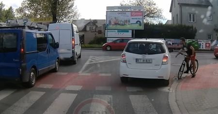 Rowerzyści kopią samochody i wyzywają kierowców. Mają powody do takiej agresji?