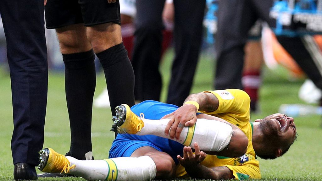 Neymar zwijający się z bólu