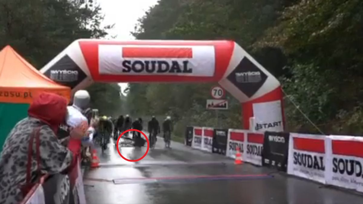 Facebook / VeloNewspl / Na zdjęciu: kraksa w Niepołomicach