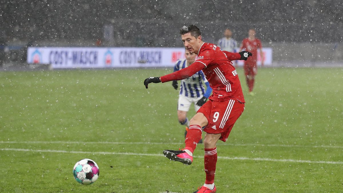 Getty Images /  Stefan Matzke - sampics/Corbis  / Na zdjęciu: Robert Lewandowski wykonujący rzut karny w meczu z Herthą