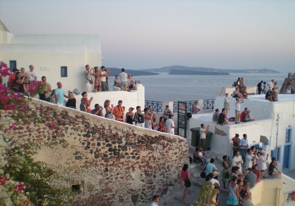 Tłumy turystów na Santorini