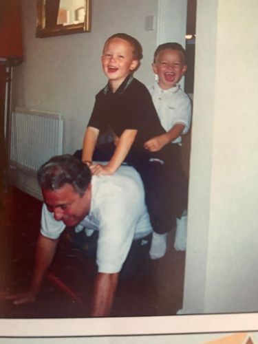 Matty Cash (z tyłu) z bratem Adamem i dziadkiem, Ryszardem Tomaszewskim