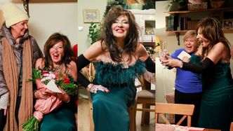 Uradowana Agnieszka Fitkau-Perepeczko dokazuje na planie "M jak Miłość": szampan, kwiaty i odświętna kreacja (ZDJĘCIA)