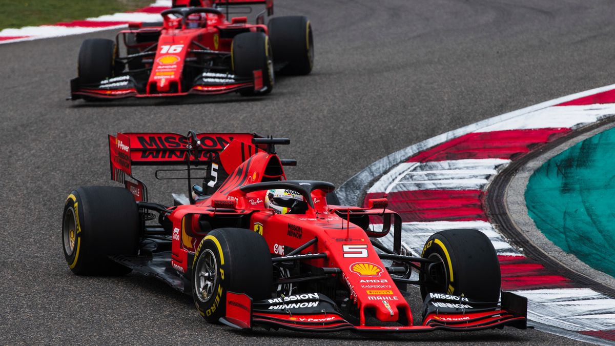 Zdjęcie okładkowe artykułu: Materiały prasowe / Ferrari / Na zdjęciu: Sebastian Vettel przed Charlesem Leclercem