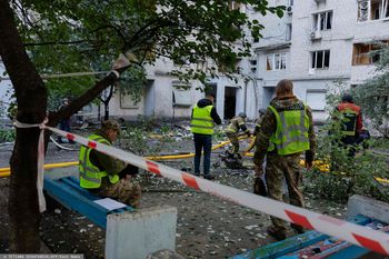 Rosyjski dron uderzył w blok w Kijowie. Zginął 14-latek, są też ranni