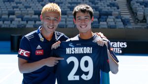Kei Nishikori przygotowuje się do meczu z Kamilem Majchrzakiem. Tenisista spotkał się z legendą japońskiej piłki nożnej