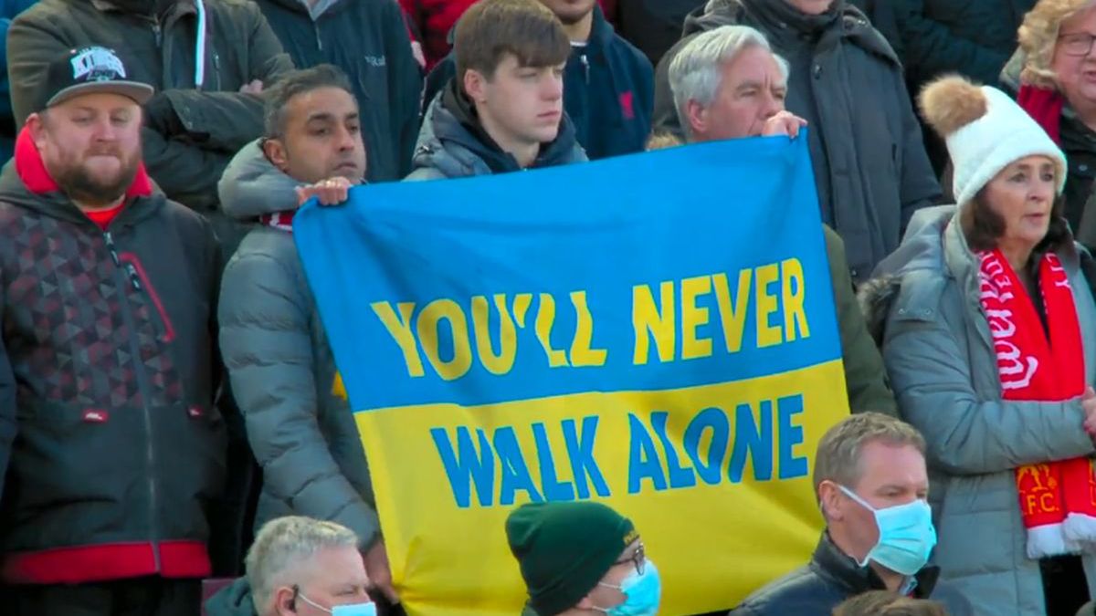 Zdjęcie okładkowe artykułu: Twitter / twitter.com/SkySportsNews / Fani na Anfield oddają hołd Ukrainie