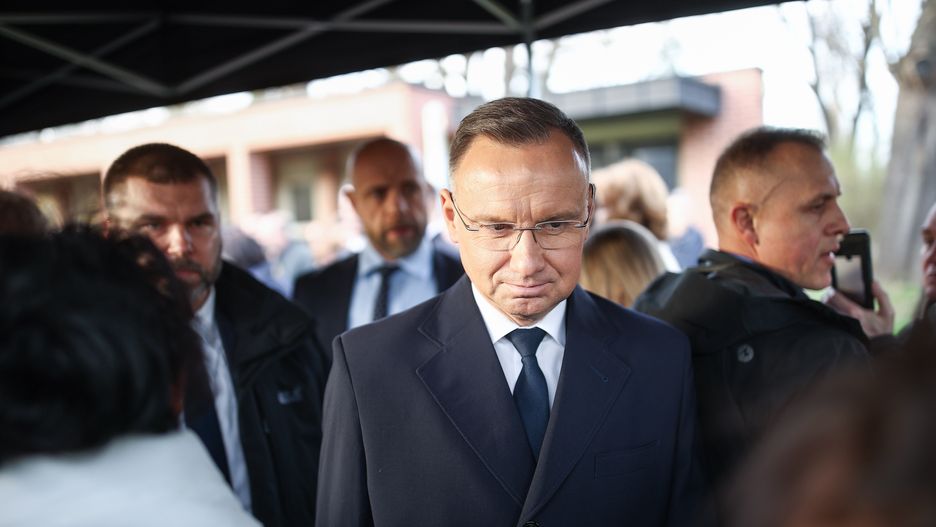 Kraków, 27.03.2024. Prezydent RP Andrzej Duda (C) podczas uroczystości pogrzebowych poety i pieśniarza Leszka Długosza w nowej Alei Zasłużonych Cmentarza Rakowickiego w Krakowie, 27 bm. Kompozytor, współtwórca kabaretu Piwnica pod Baranami zmarł w wieku 82 lat, po długiej chorobie nowotworowej. (amb) PAP/Łukasz Gągulski