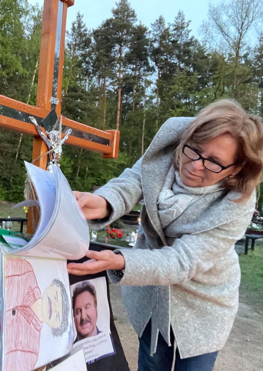Andrzej Kosmala przy grobie Krzysztofa Krawczyka