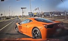 Kierowca ferrari zrobił to celowo. Policjanci dostali nagranie